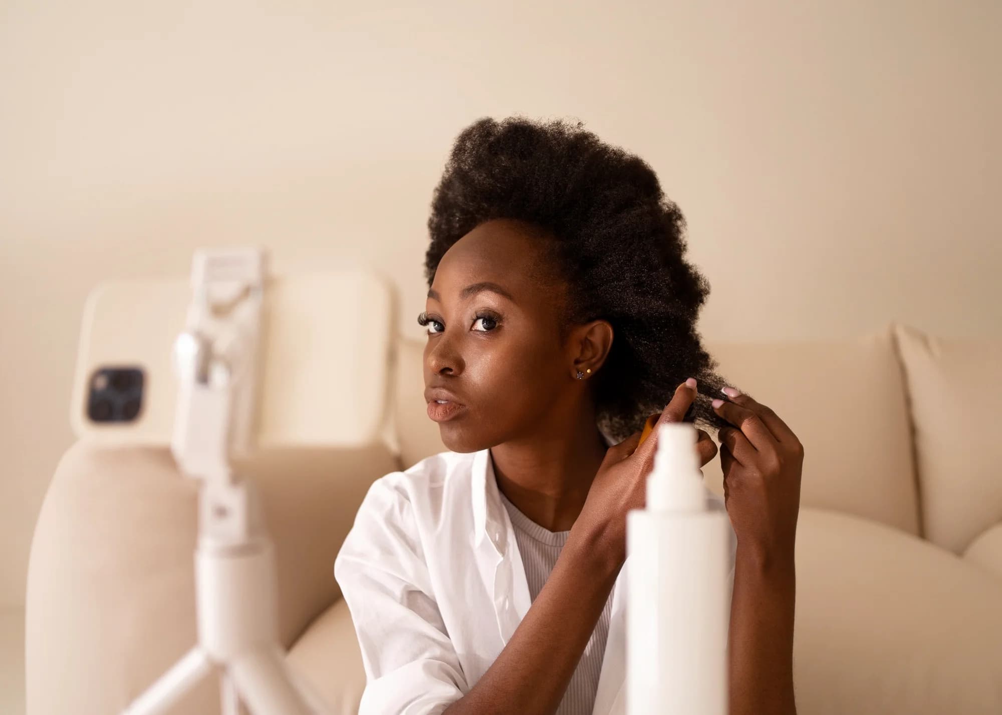 Cliente réalisant son diagnostic capillaire avec un produit Ndeye Coiffure
