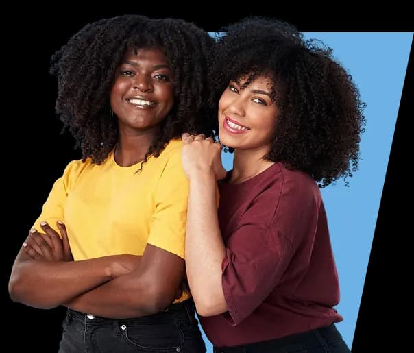 Deux coiffeuses afro complices, incarnant la vision communautaire de Ndeye Coiffure
