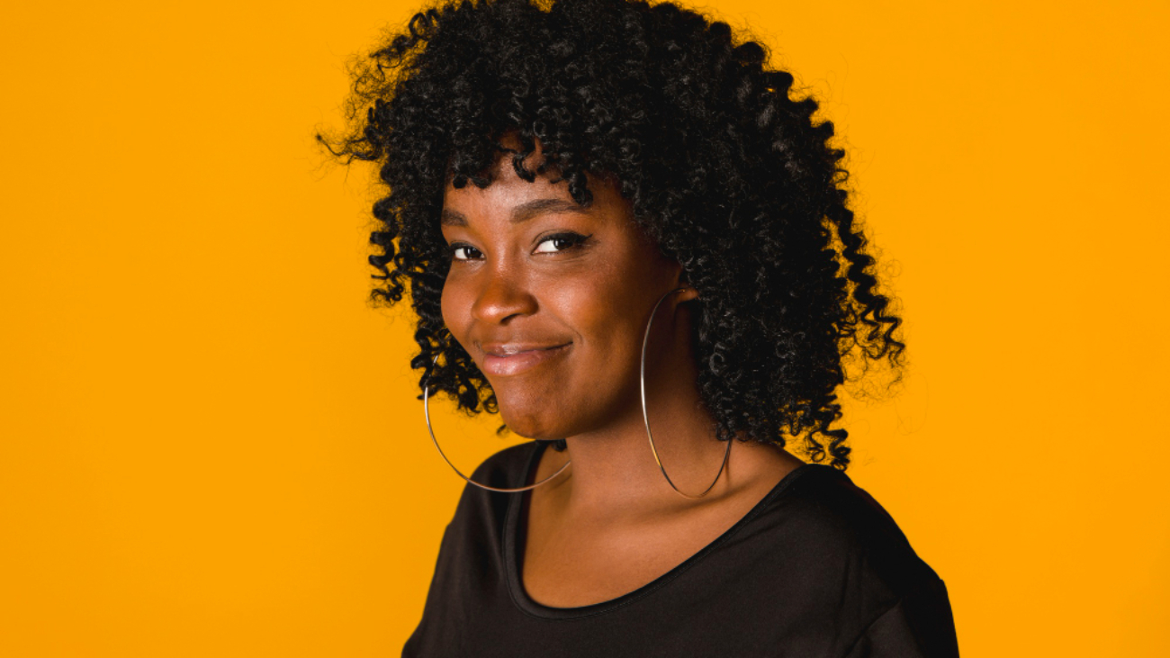 femme aux cheveux afro