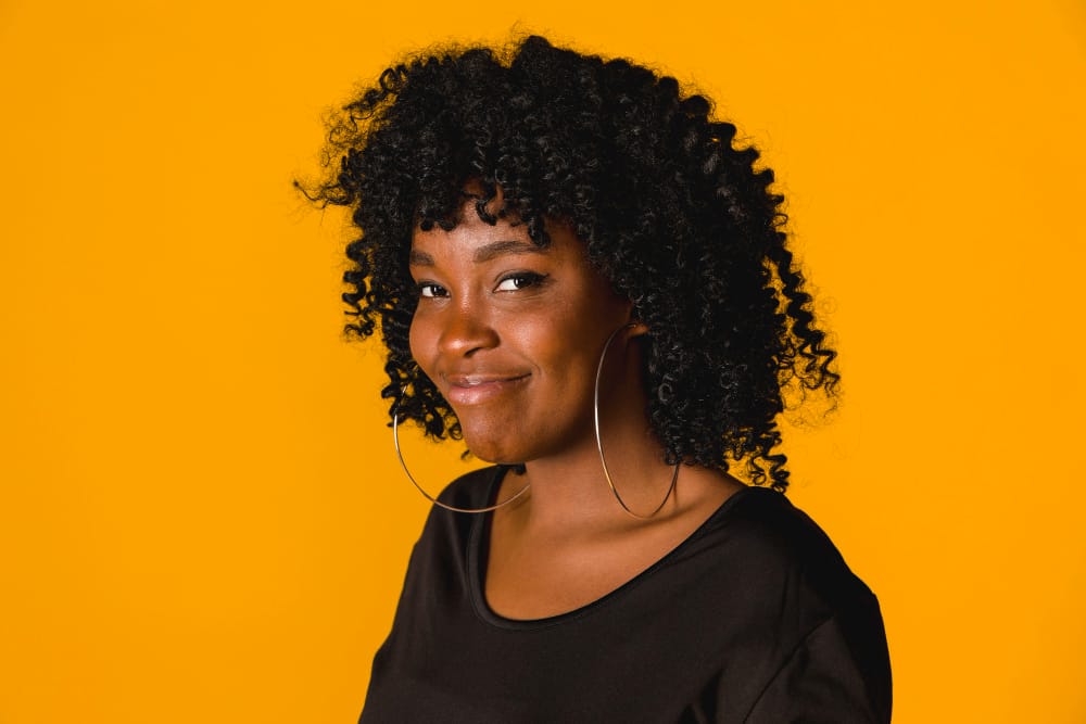 femme aux cheveux afro
