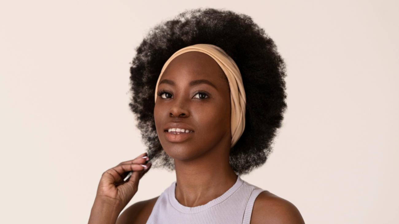 femme aux cheveux afro