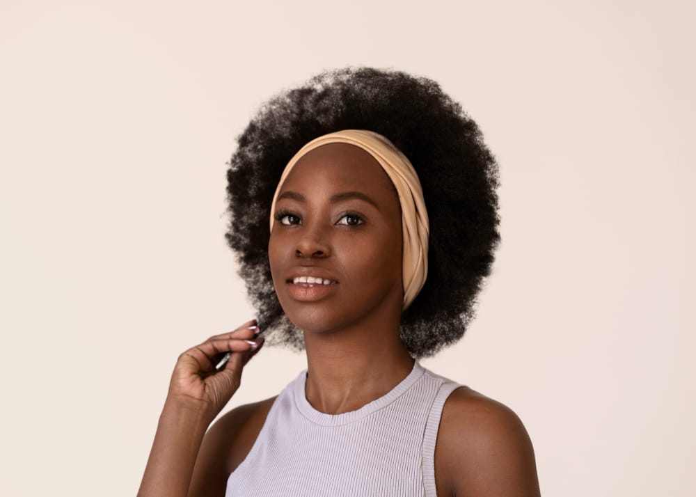 femme aux cheveux afro