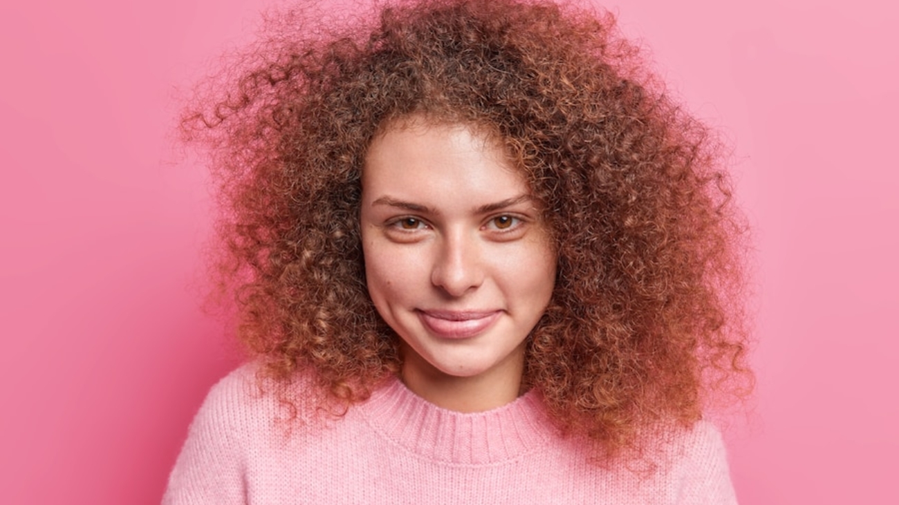 jeune femme aux cheveux bouclés
