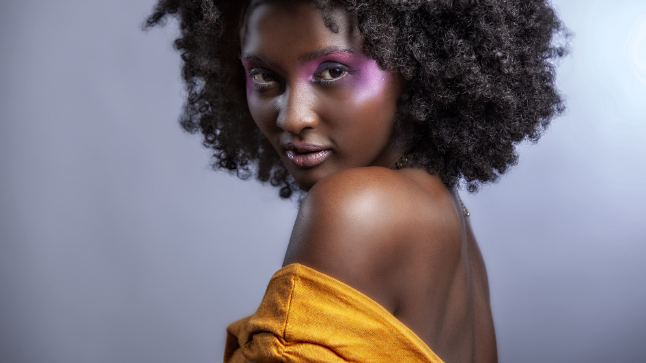 femme noire avec coiffures afro