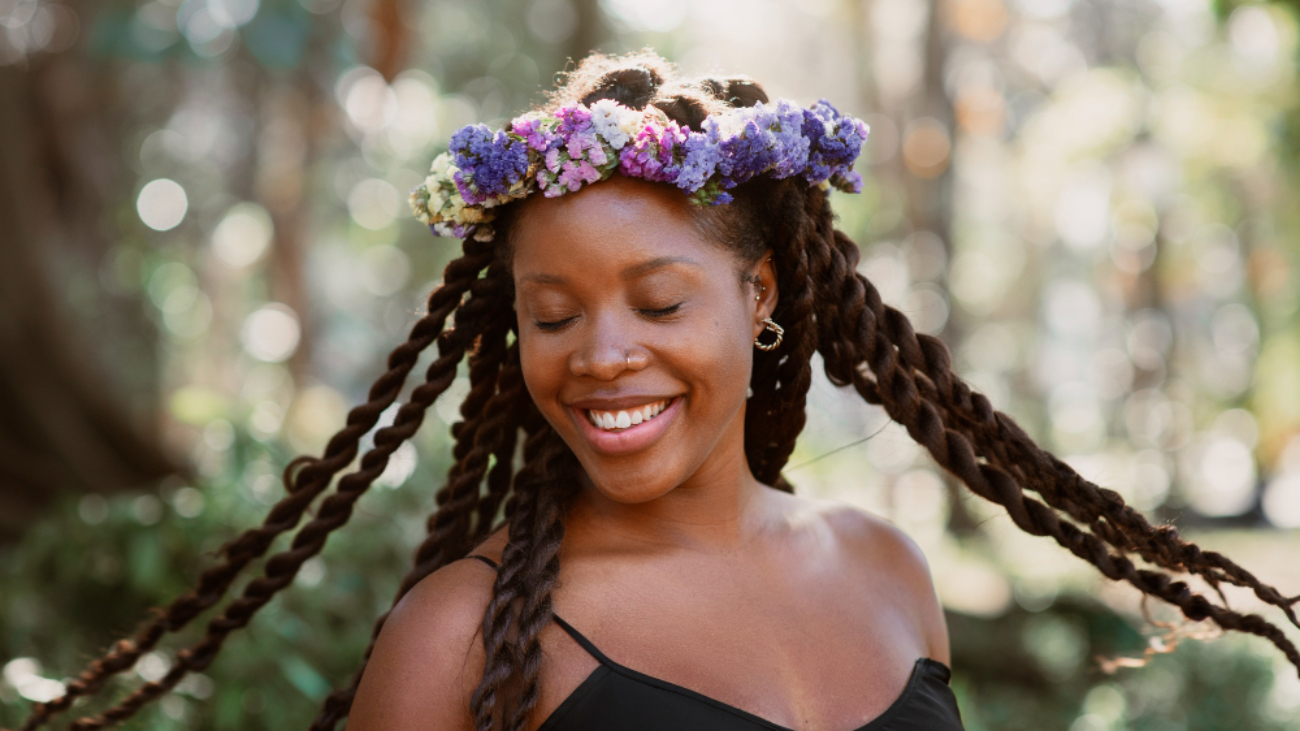 Femme africaine avec des tresses vanilles