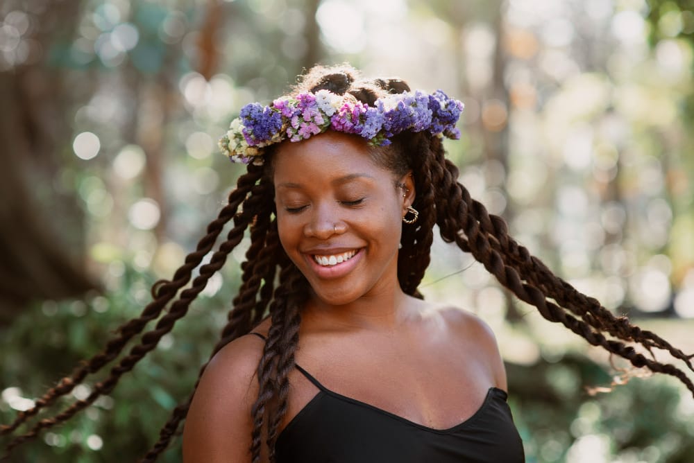 Femme africaine avec des tresses vanilles