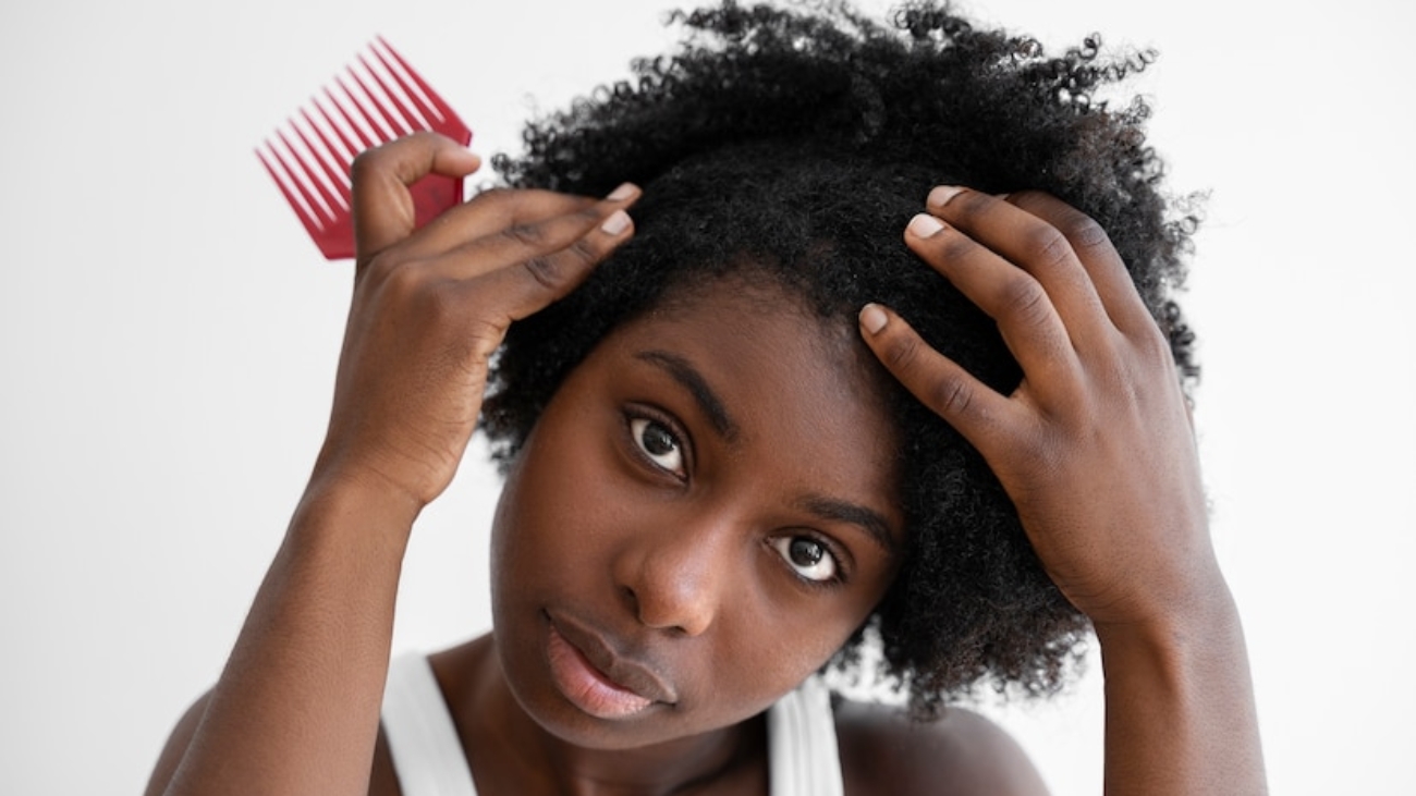 jeune femme avec des cheveux crépus longs