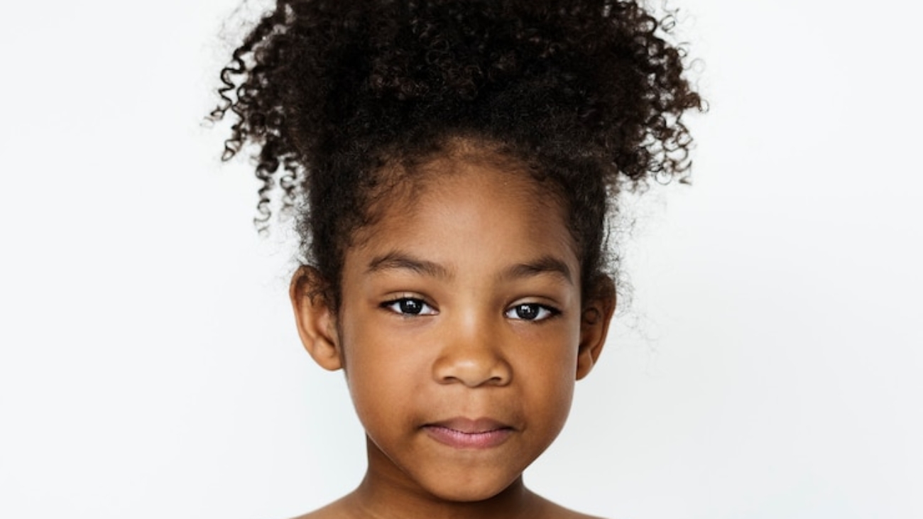 petite fille aux cheveux crépus