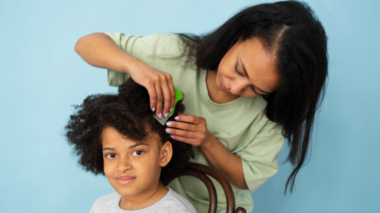 jeune enfant se faisant coiffer