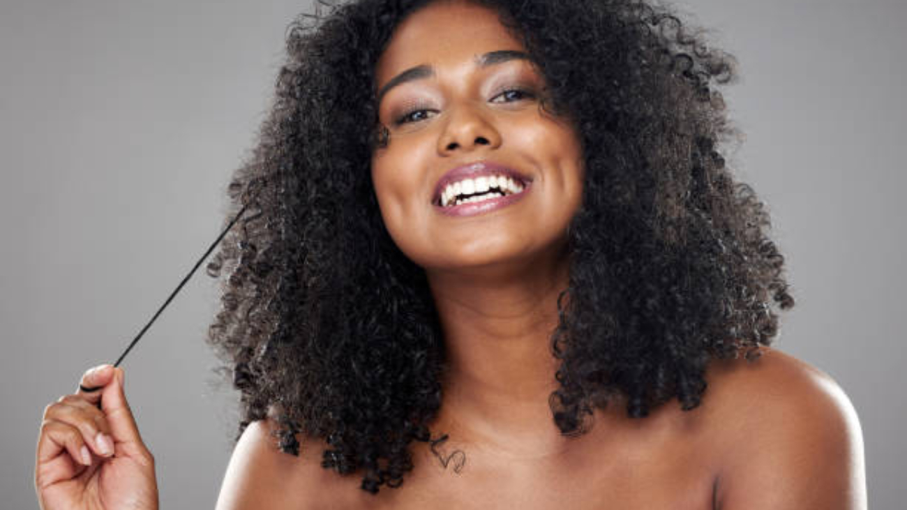 jeune femme avec des cheveux crépus volumineux