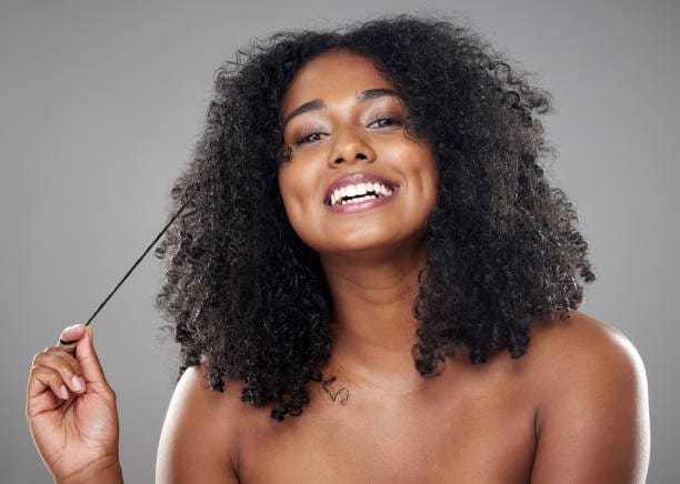 jeune femme avec des cheveux crépus volumineux