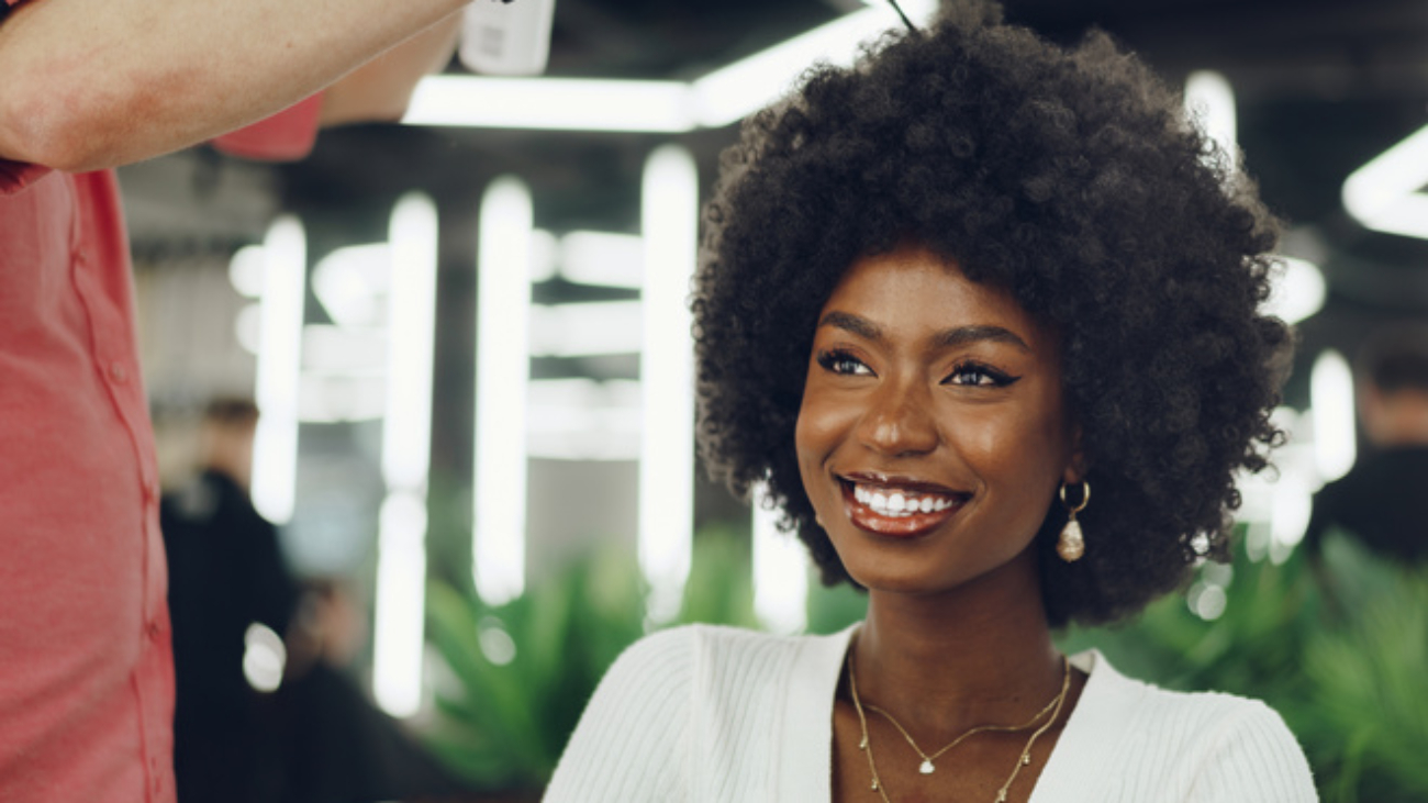 Jeune femme se faisant coiffer dans un salon de coiffure
