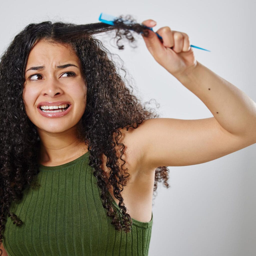 Comment démêler les cheveux crépus de sa cliente sans les abîmer