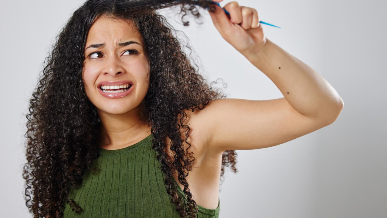 Comment démêler les cheveux crépus de sa cliente sans les abîmer