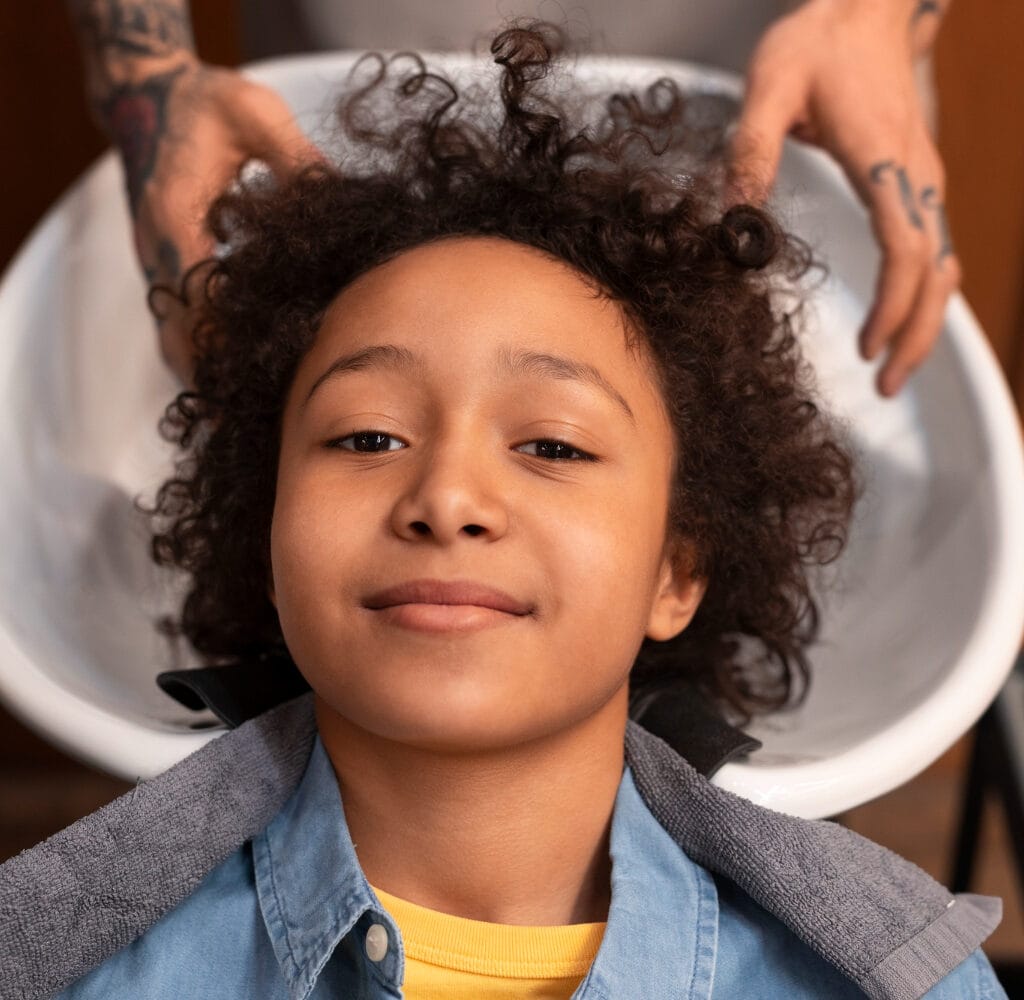 Enfant se faisant laver les cheveux au salon de coiffure