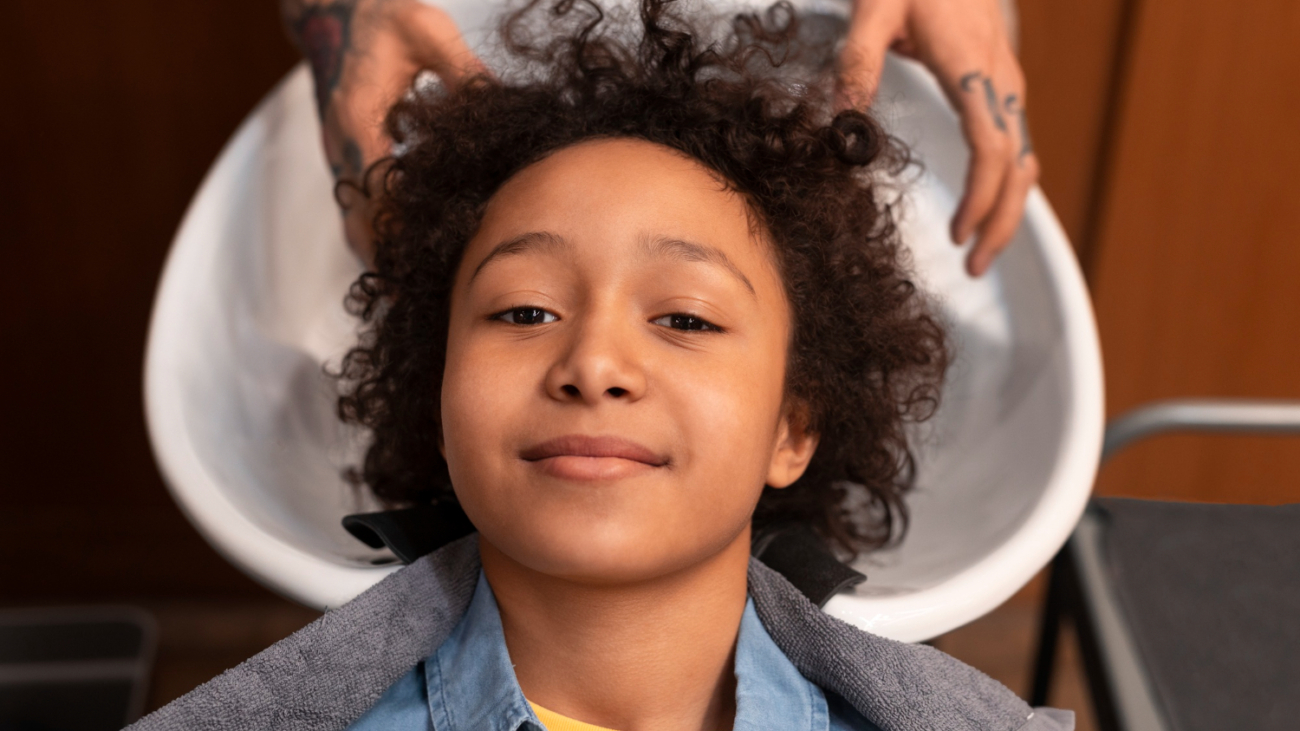Enfant se faisant laver les cheveux au salon de coiffure