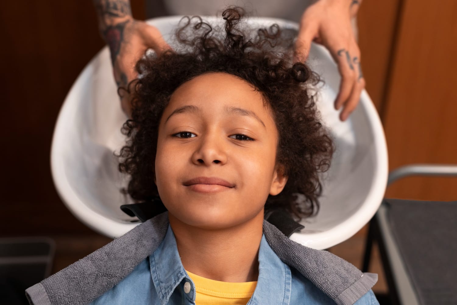 Enfant se faisant laver les cheveux au salon de coiffure