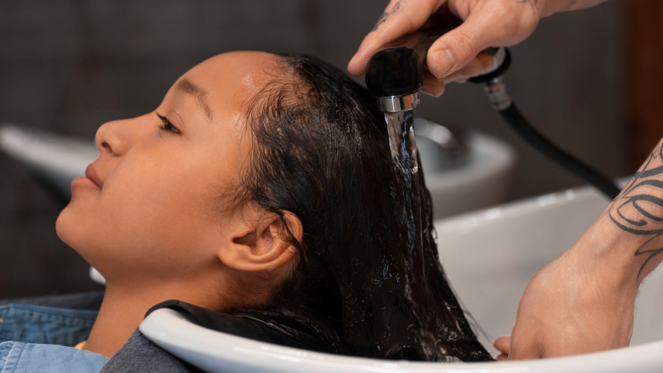Enfant se faisant laver les cheveux au salon de coiffure