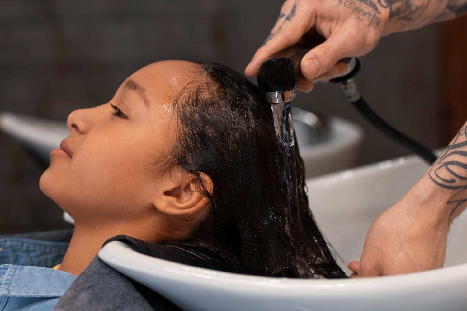 Enfant se faisant laver les cheveux au salon de coiffure