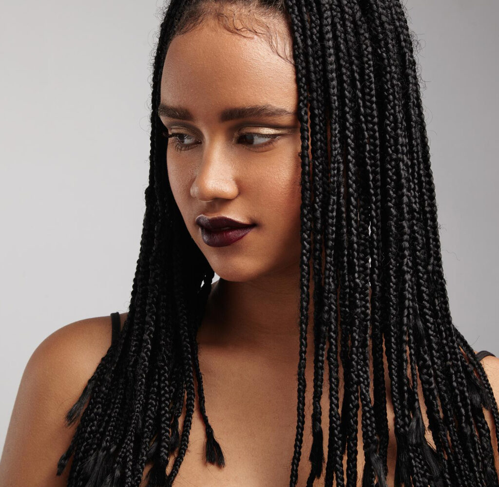 jeune femme avec des tresses afrivaines