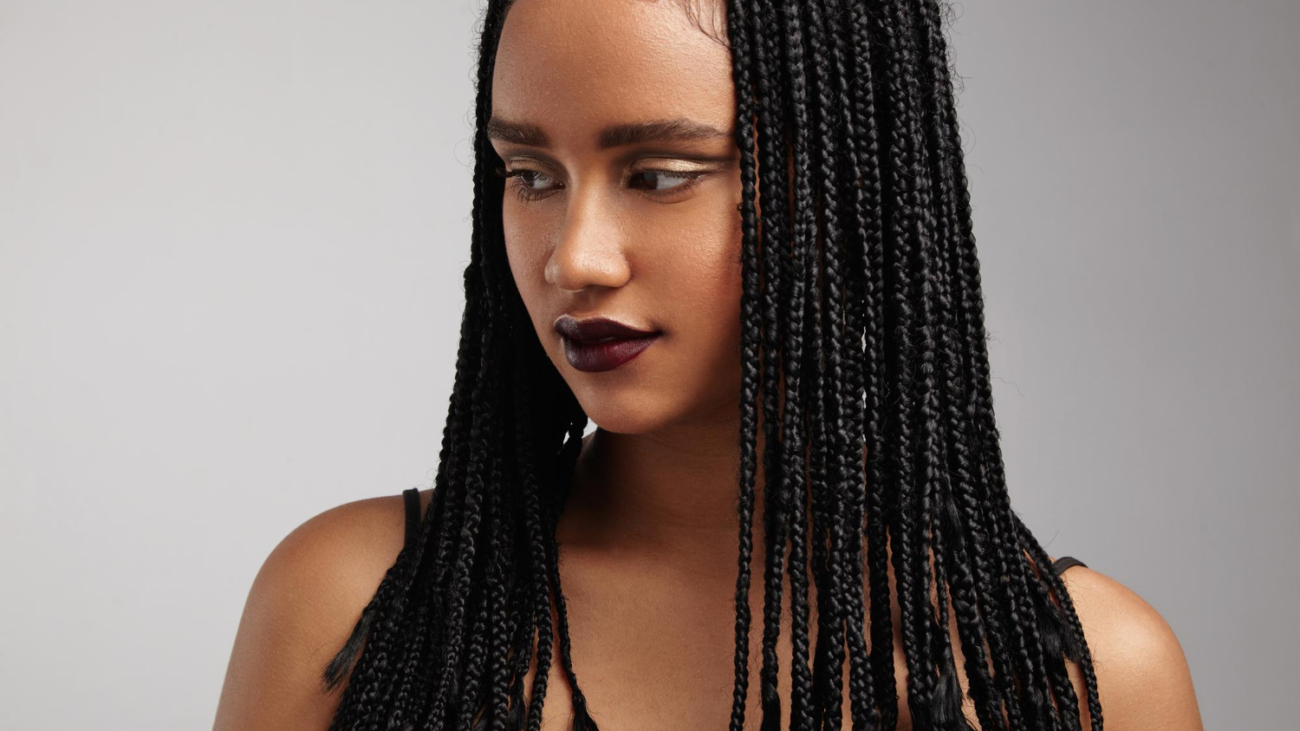 jeune femme avec des tresses afrivaines