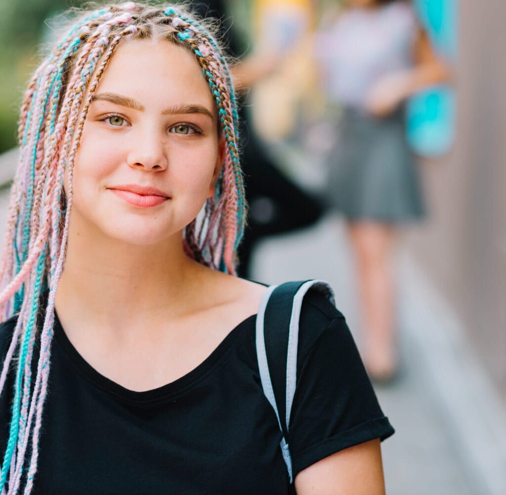 une femme européenne avec tresses classiques