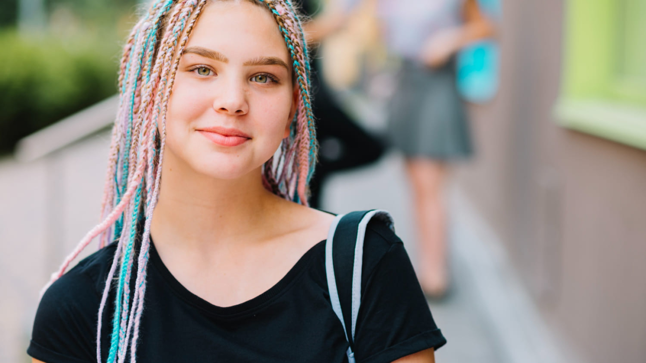 une femme européenne avec tresses classiques
