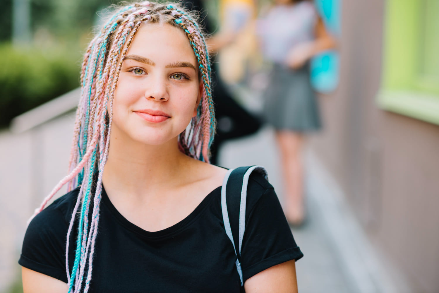 une femme européenne avec tresses classiques