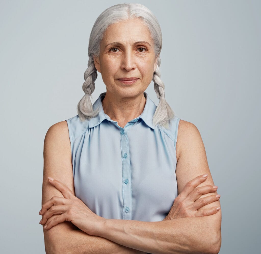 cheveux gris avec des tresses stylées