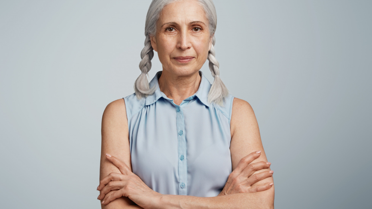cheveux gris avec des tresses stylées