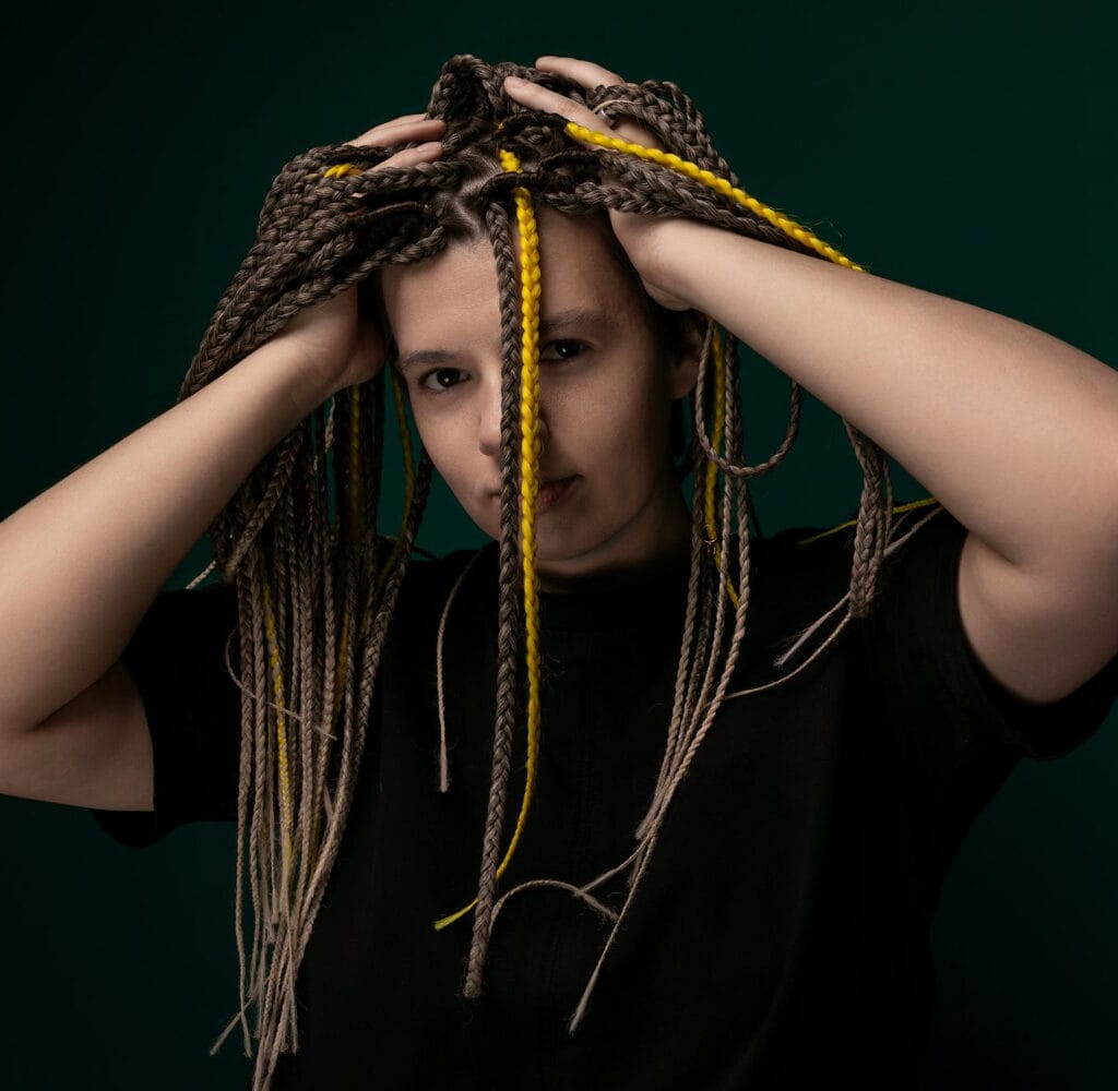 Femme aux dreadlocks couvrant ses cheveux