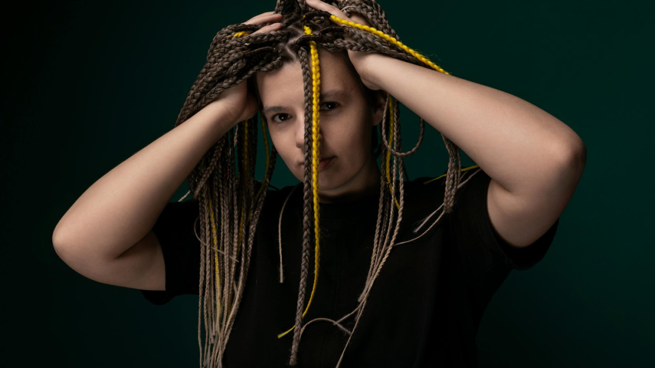 Femme aux dreadlocks couvrant ses cheveux