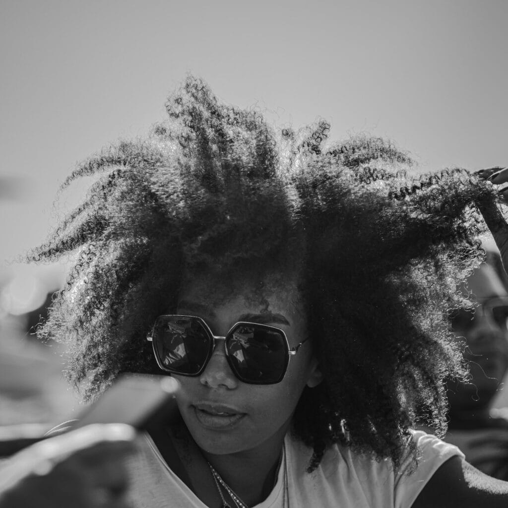 femme avec cheveux crépus