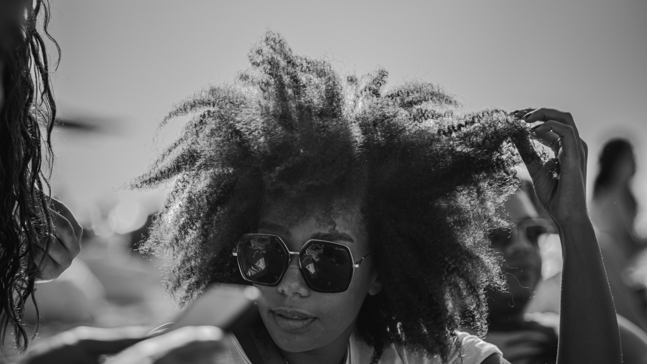 femme avec cheveux crépus